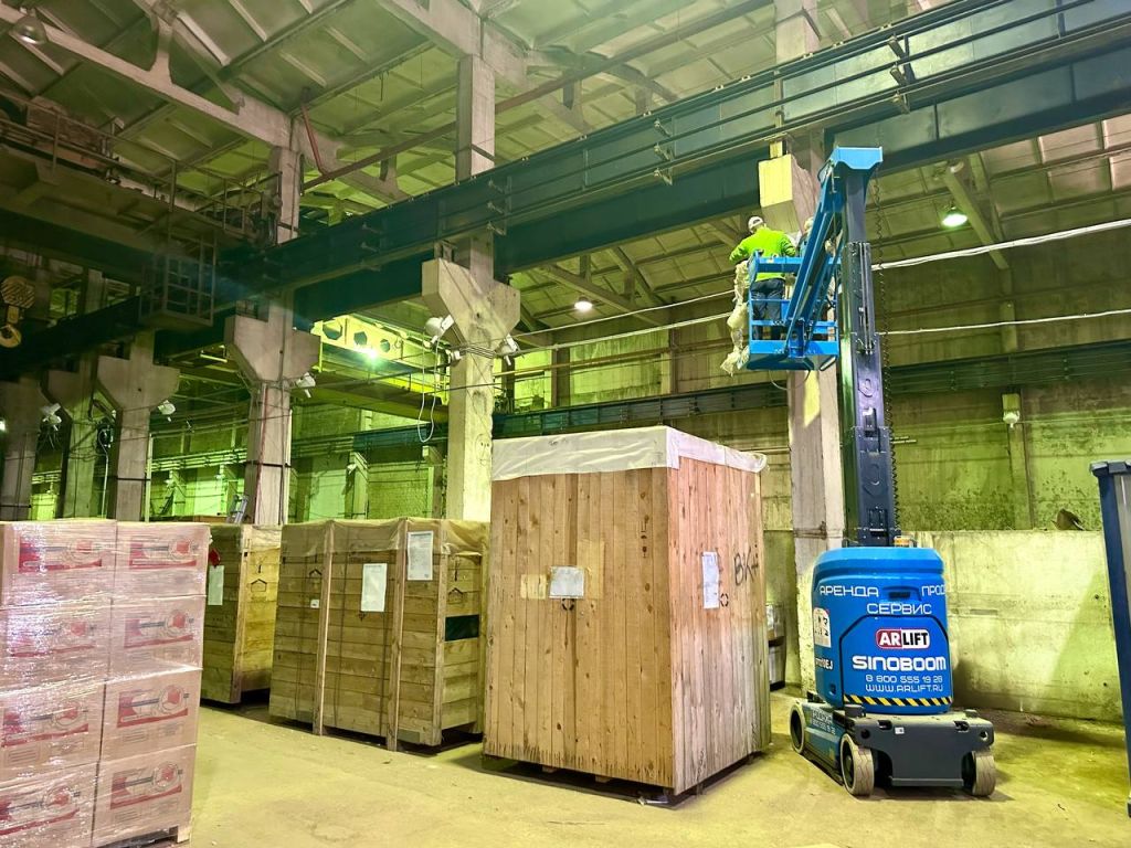 вертикально мачтовый подъемник в работе