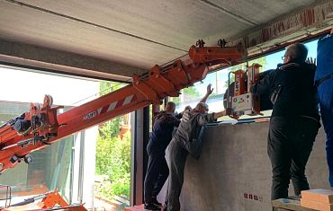 Остекление изнутри с помощью вакуумного захвата и мини-крана Арлифт