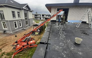 Остекление второго этажа с помощью мини-крана Арлифт